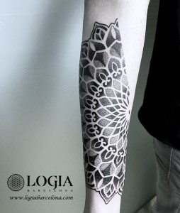 tatuaje-brazo-mandala-Logia-Barcelona-Dasly    